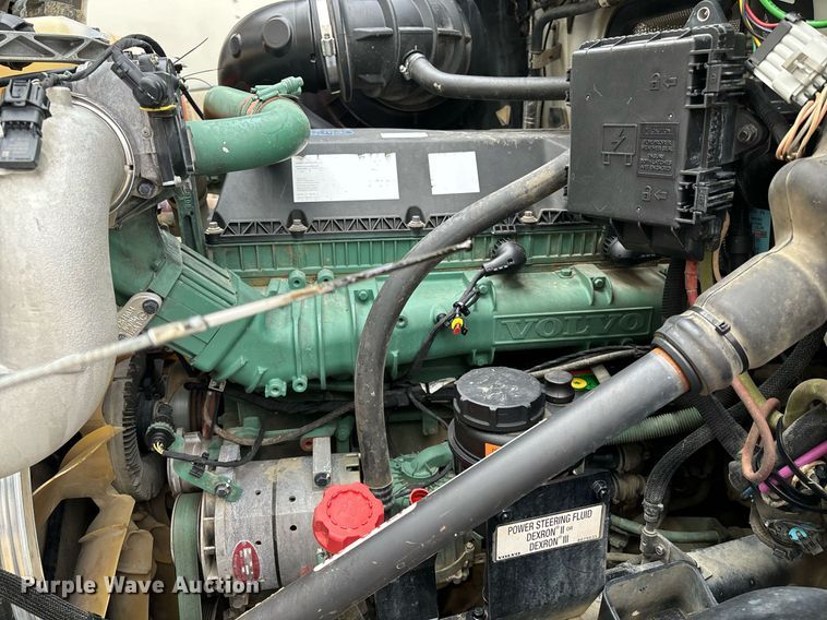 image for item EM0011 2020 Volvo VNR semi truck