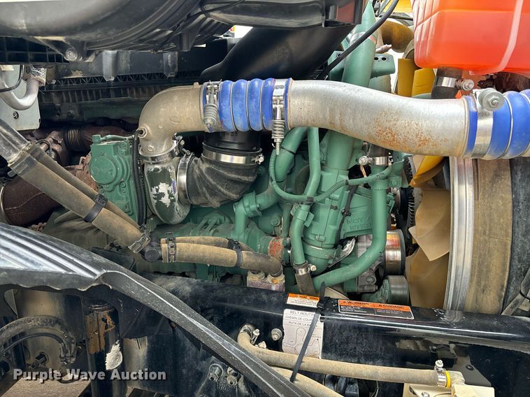 image for item EM0011 2020 Volvo VNR semi truck