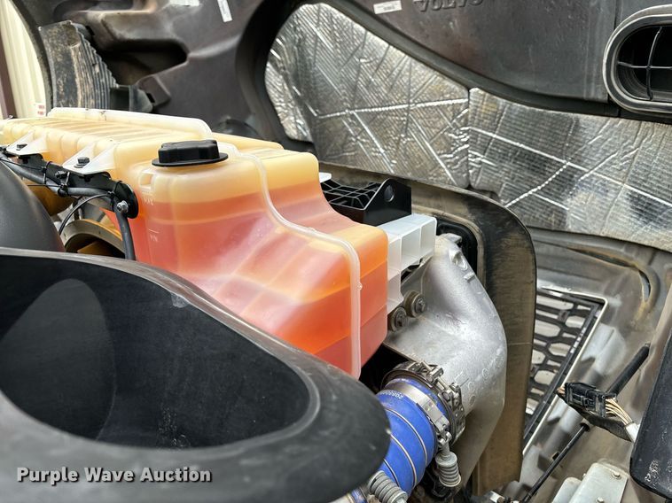 image for item EM0011 2020 Volvo VNR semi truck