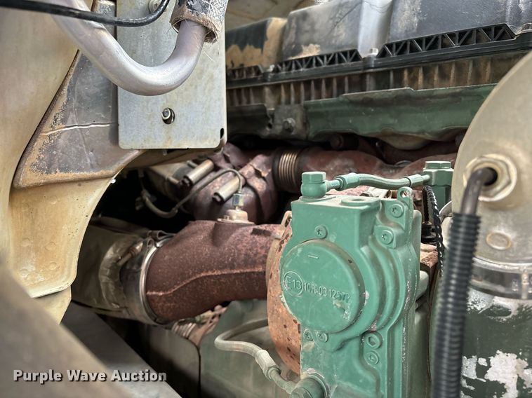 image for item EM0011 2020 Volvo VNR semi truck