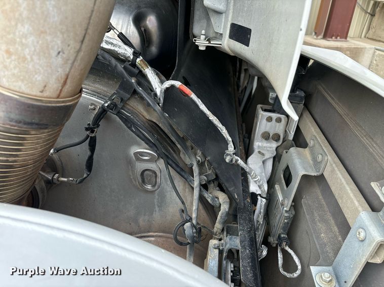 image for item EM0011 2020 Volvo VNR semi truck