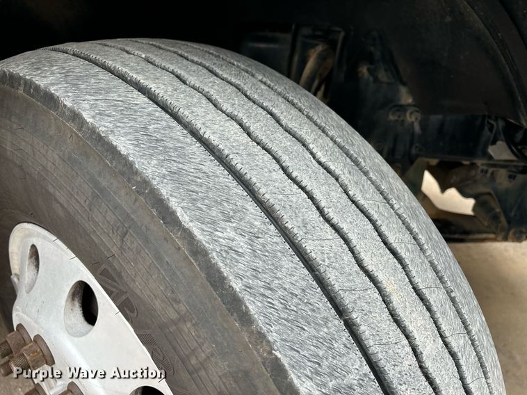 image for item EM0011 2020 Volvo VNR semi truck