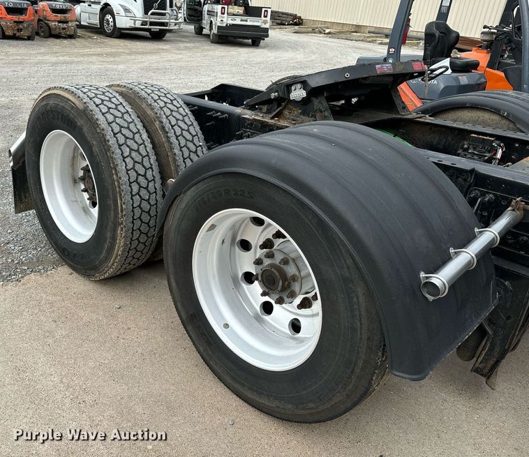 image for item EM0011 2020 Volvo VNR semi truck