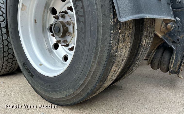 image for item EM0011 2020 Volvo VNR semi truck