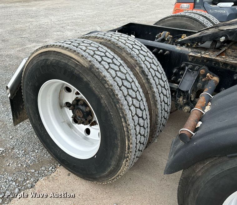 image for item EM0011 2020 Volvo VNR semi truck