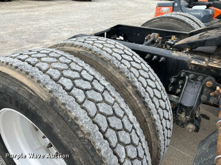 image for item EM0011 2020 Volvo VNR semi truck