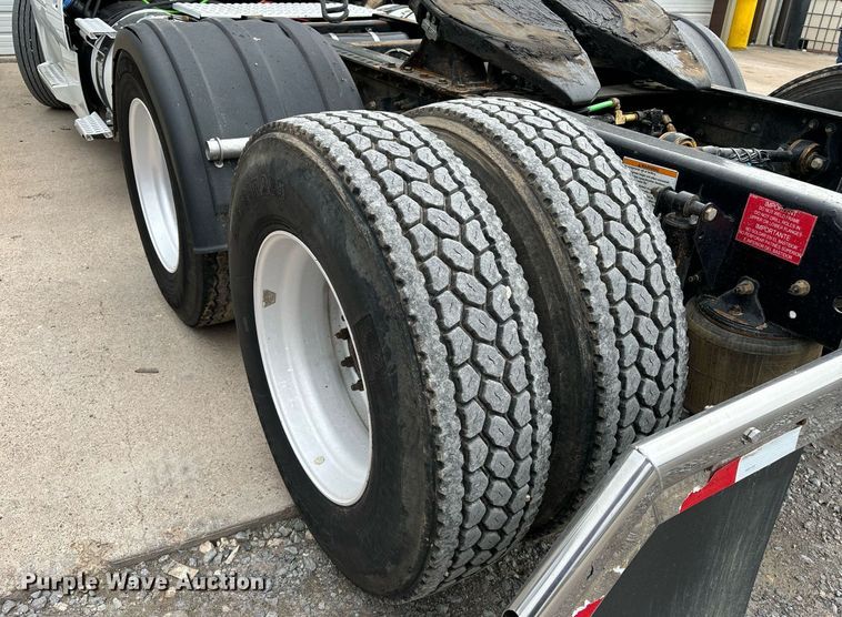 image for item EM0011 2020 Volvo VNR semi truck