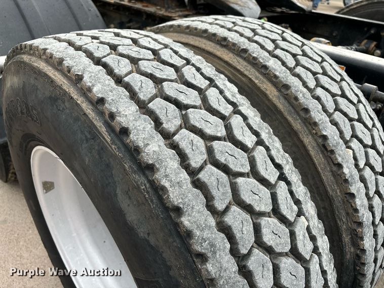 image for item EM0011 2020 Volvo VNR semi truck