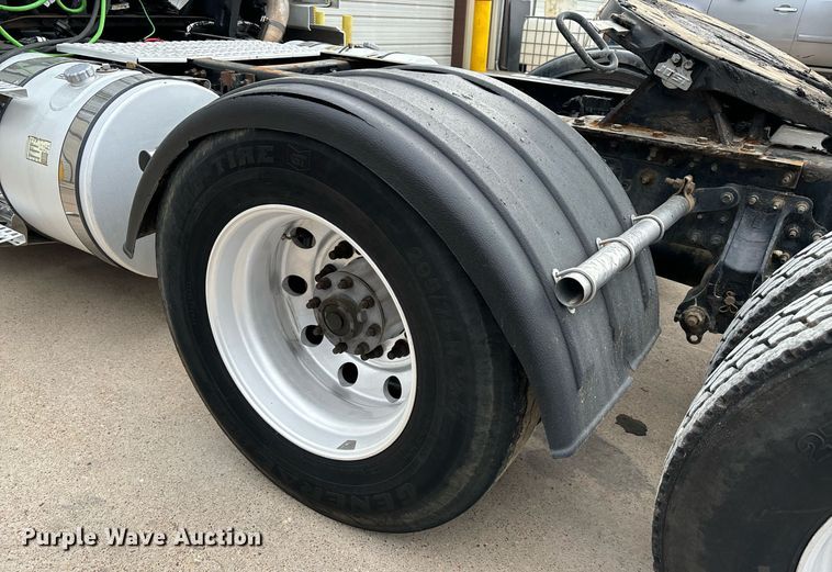 image for item EM0011 2020 Volvo VNR semi truck