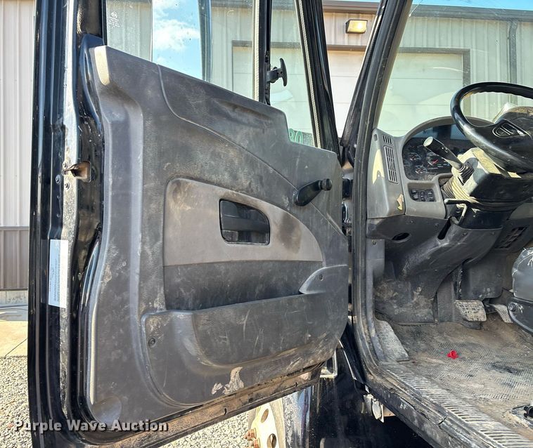 image for item EM0026 2011 International DuraStar 4000 utility / service truck