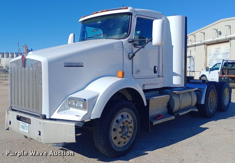 image for item EN8565 2012 Kenworth T800 semi truck
