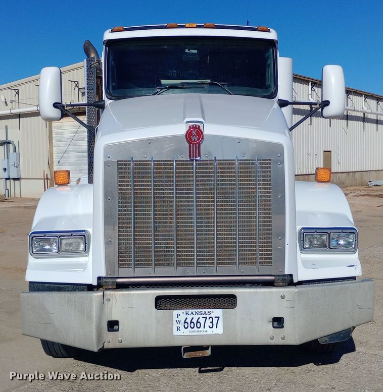 image for item EN8565 2012 Kenworth T800 semi truck