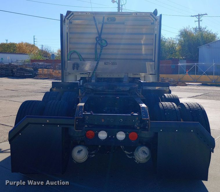 image for item EN8565 2012 Kenworth T800 semi truck