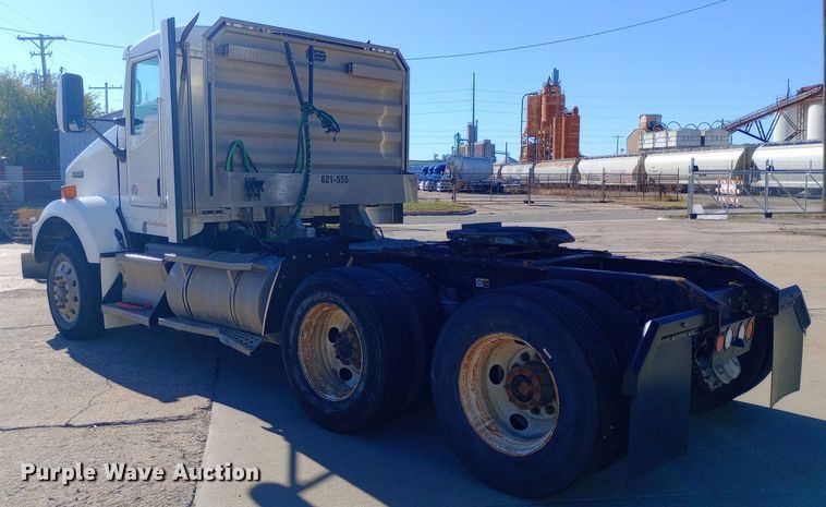 image for item EN8565 2012 Kenworth T800 semi truck