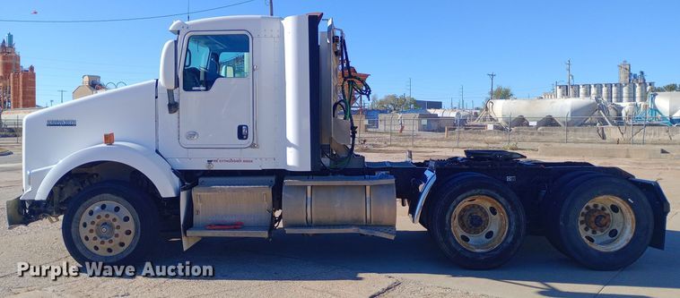 image for item EN8565 2012 Kenworth T800 semi truck