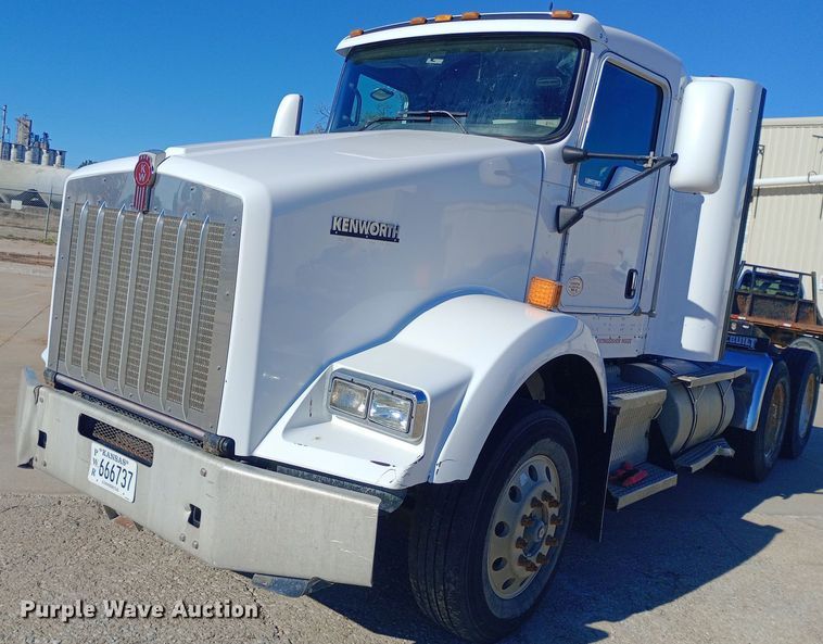 image for item EN8565 2012 Kenworth T800 semi truck