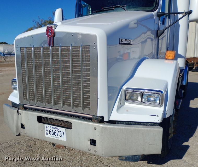 image for item EN8565 2012 Kenworth T800 semi truck