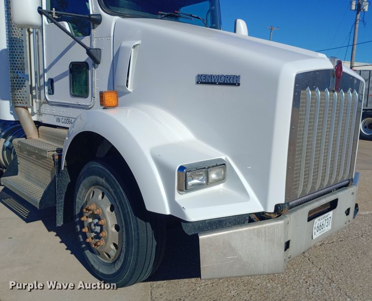 image for item EN8565 2012 Kenworth T800 semi truck
