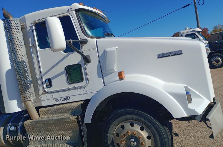 image for item EN8565 2012 Kenworth T800 semi truck