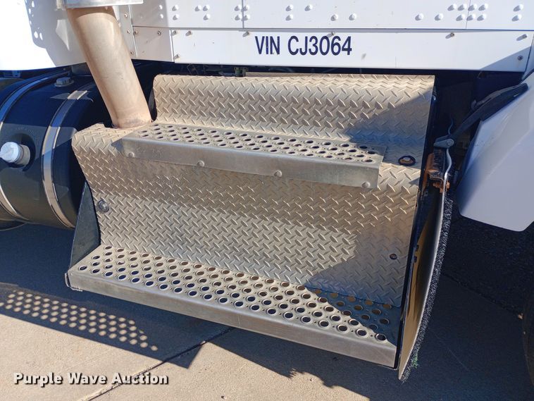 image for item EN8565 2012 Kenworth T800 semi truck