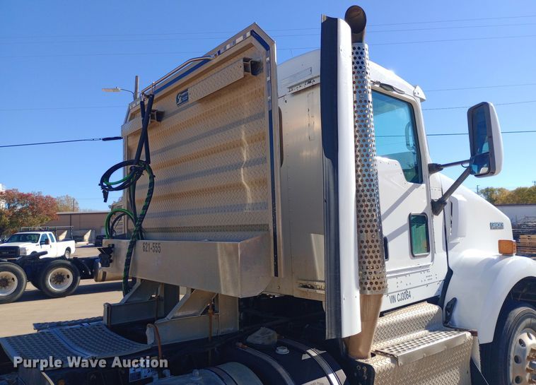 image for item EN8565 2012 Kenworth T800 semi truck