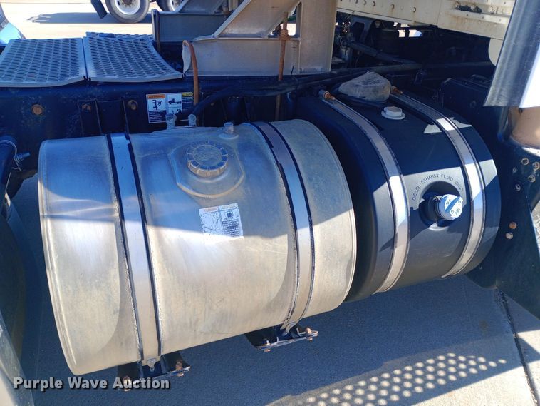 image for item EN8565 2012 Kenworth T800 semi truck