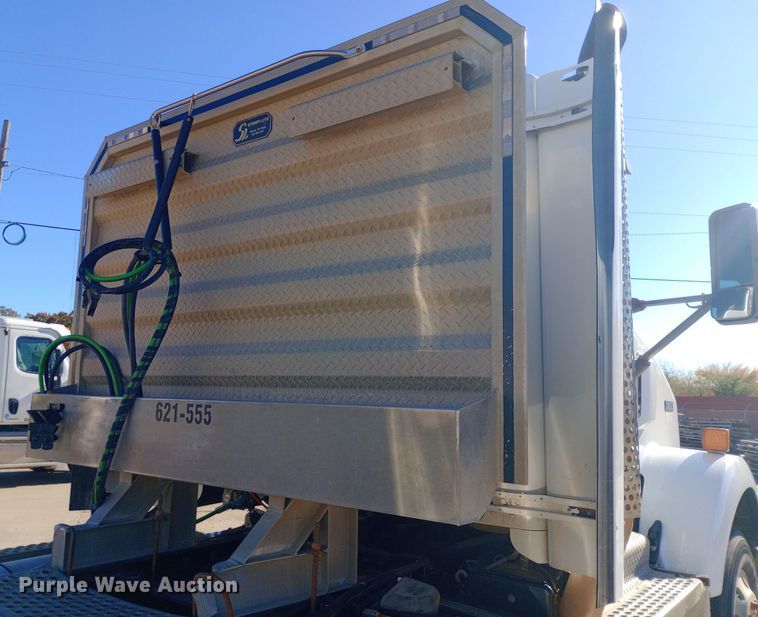 image for item EN8565 2012 Kenworth T800 semi truck