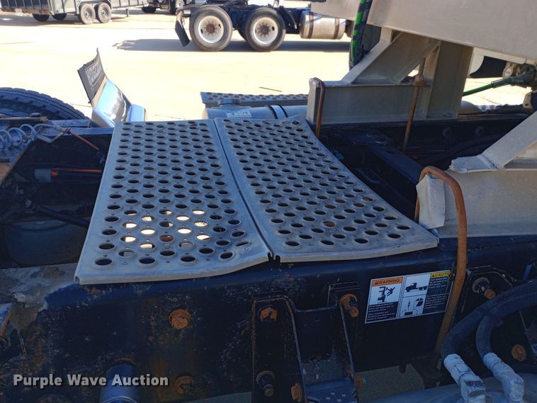 image for item EN8565 2012 Kenworth T800 semi truck