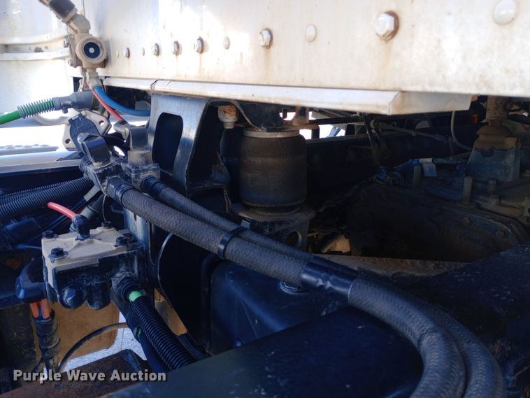 image for item EN8565 2012 Kenworth T800 semi truck