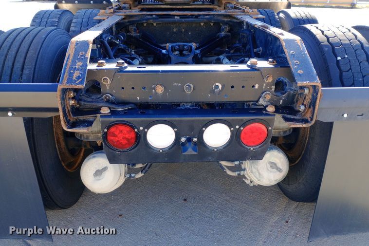 image for item EN8565 2012 Kenworth T800 semi truck