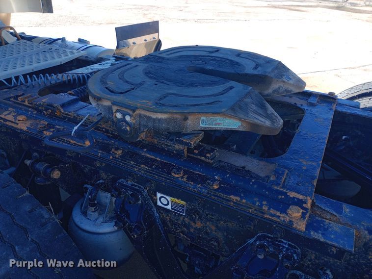 image for item EN8565 2012 Kenworth T800 semi truck