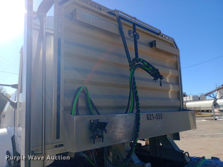 image for item EN8565 2012 Kenworth T800 semi truck