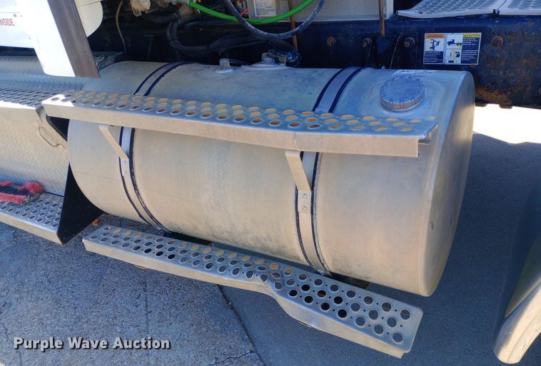 image for item EN8565 2012 Kenworth T800 semi truck