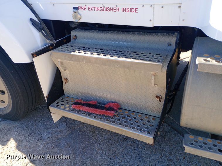 image for item EN8565 2012 Kenworth T800 semi truck