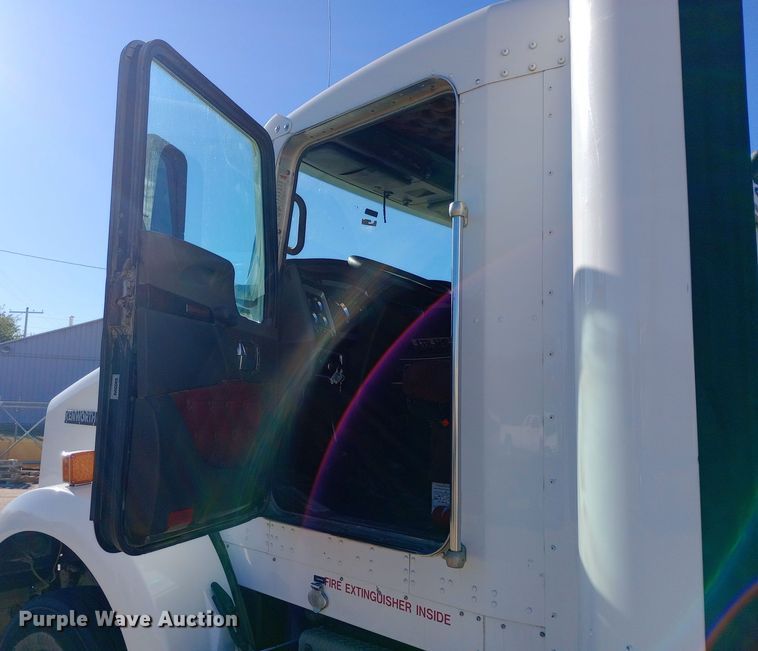 image for item EN8565 2012 Kenworth T800 semi truck