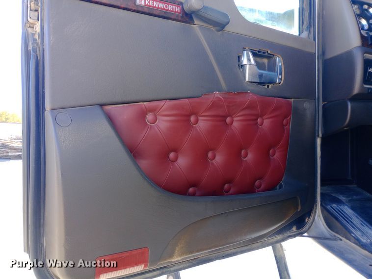 image for item EN8565 2012 Kenworth T800 semi truck