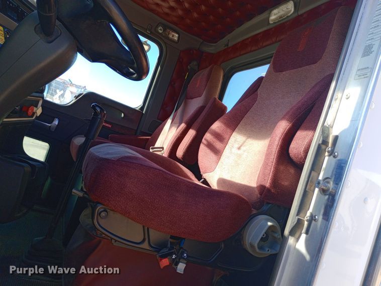 image for item EN8565 2012 Kenworth T800 semi truck