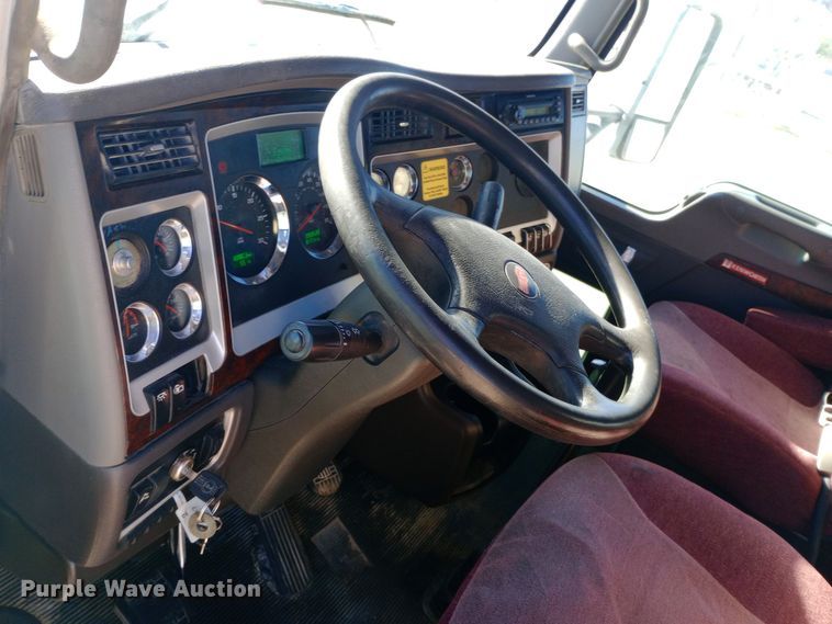 image for item EN8565 2012 Kenworth T800 semi truck