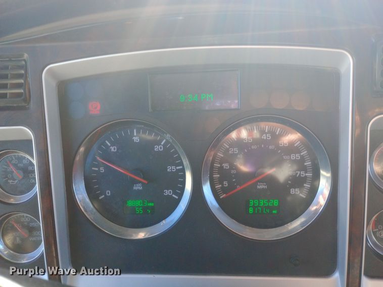 image for item EN8565 2012 Kenworth T800 semi truck