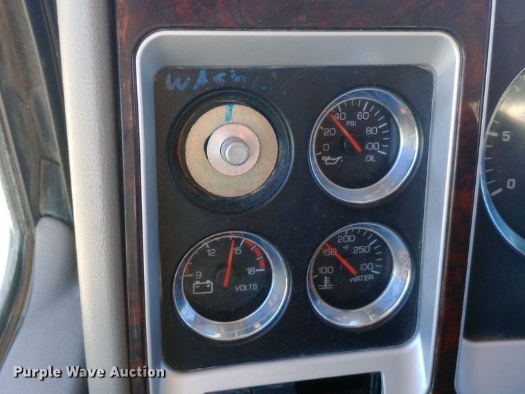 image for item EN8565 2012 Kenworth T800 semi truck