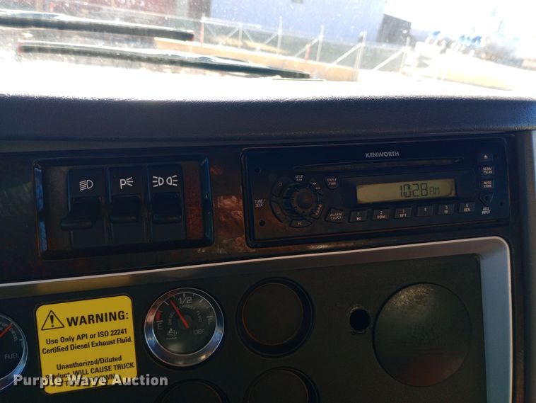 image for item EN8565 2012 Kenworth T800 semi truck