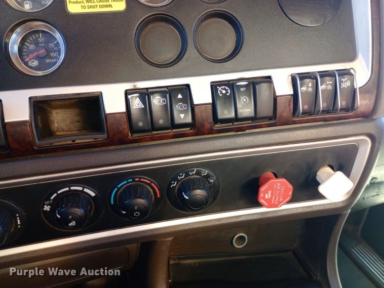 image for item EN8565 2012 Kenworth T800 semi truck