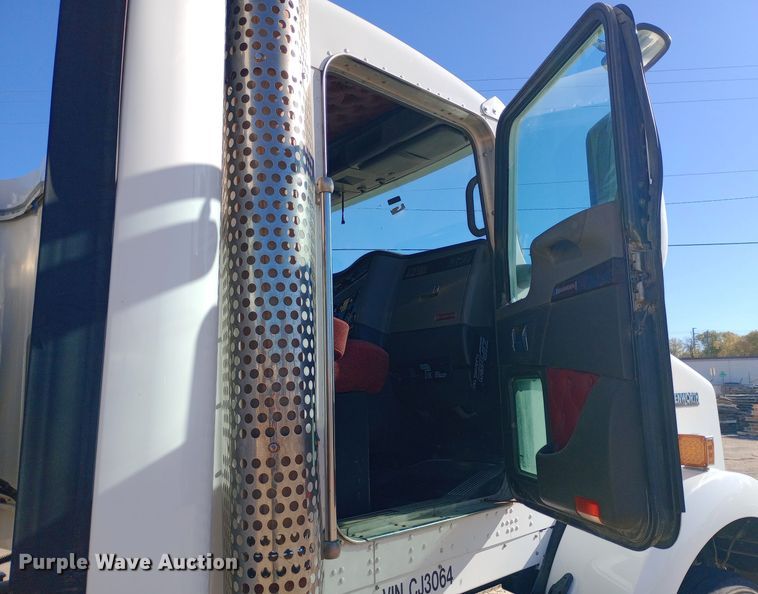 image for item EN8565 2012 Kenworth T800 semi truck