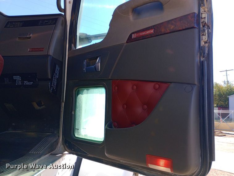 image for item EN8565 2012 Kenworth T800 semi truck