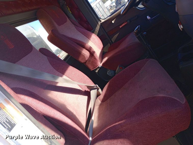 image for item EN8565 2012 Kenworth T800 semi truck