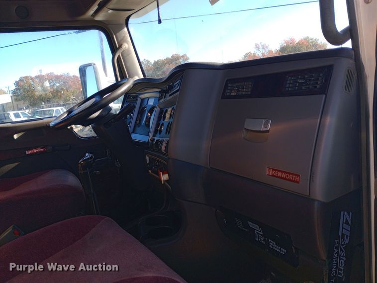 image for item EN8565 2012 Kenworth T800 semi truck