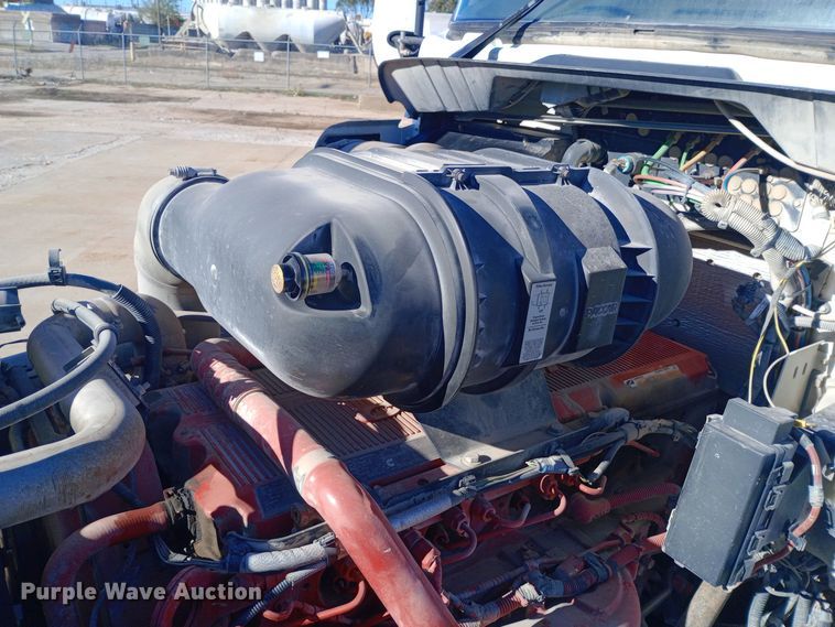 image for item EN8565 2012 Kenworth T800 semi truck