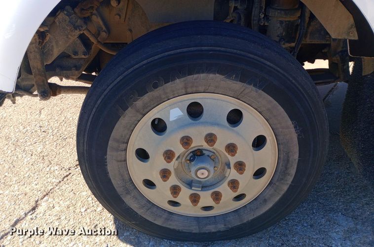 image for item EN8565 2012 Kenworth T800 semi truck