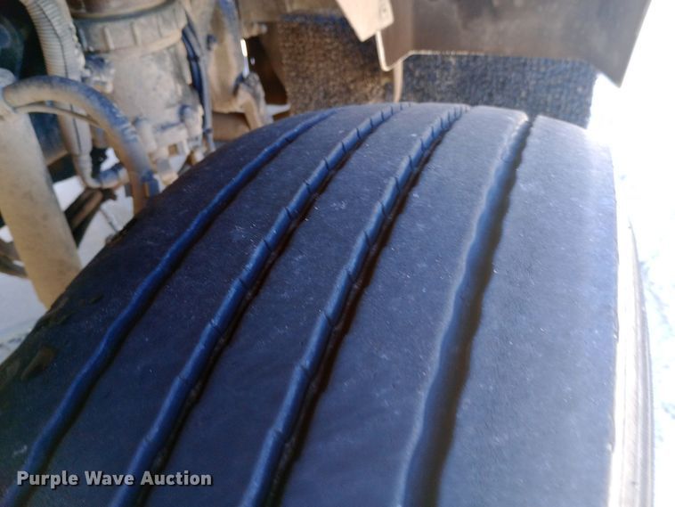 image for item EN8565 2012 Kenworth T800 semi truck