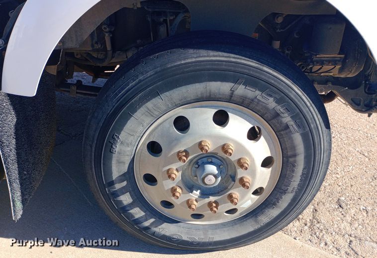 image for item EN8565 2012 Kenworth T800 semi truck